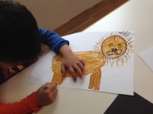 Rくん。（5歳） まず丸や四角形を使って動物の基本形を描きました。 たてがみがふさふさのライオンです。