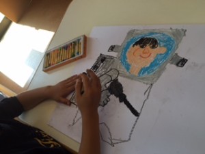 月1回アートクラス 「大きくなったら何になりたい？」と尋ねると「宇宙飛行士！」と即答したRくん。一緒にいろいろ調べて宇宙飛行士の絵を描きました。